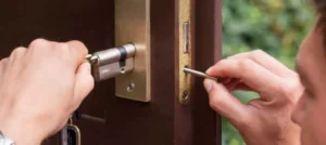 Cerrajero instalando un nuevo bombín