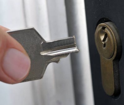 Cerrajeros Getafe Urgentes abriendo puerta sin daños.