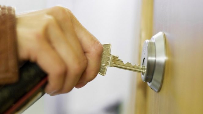 La llave no gira en la cerradura: 3 Trucos antes de llamar al cerrajero