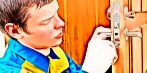 Técnico cerrajero mostrando una factura transparente a un cliente tras abrir una puerta en Getafe.