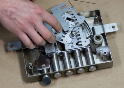 Cerrajeros Getafe Urgentes abriendo puerta sin daños.